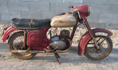 Brnula_Jawa-CZ150r_v_1955.jpg